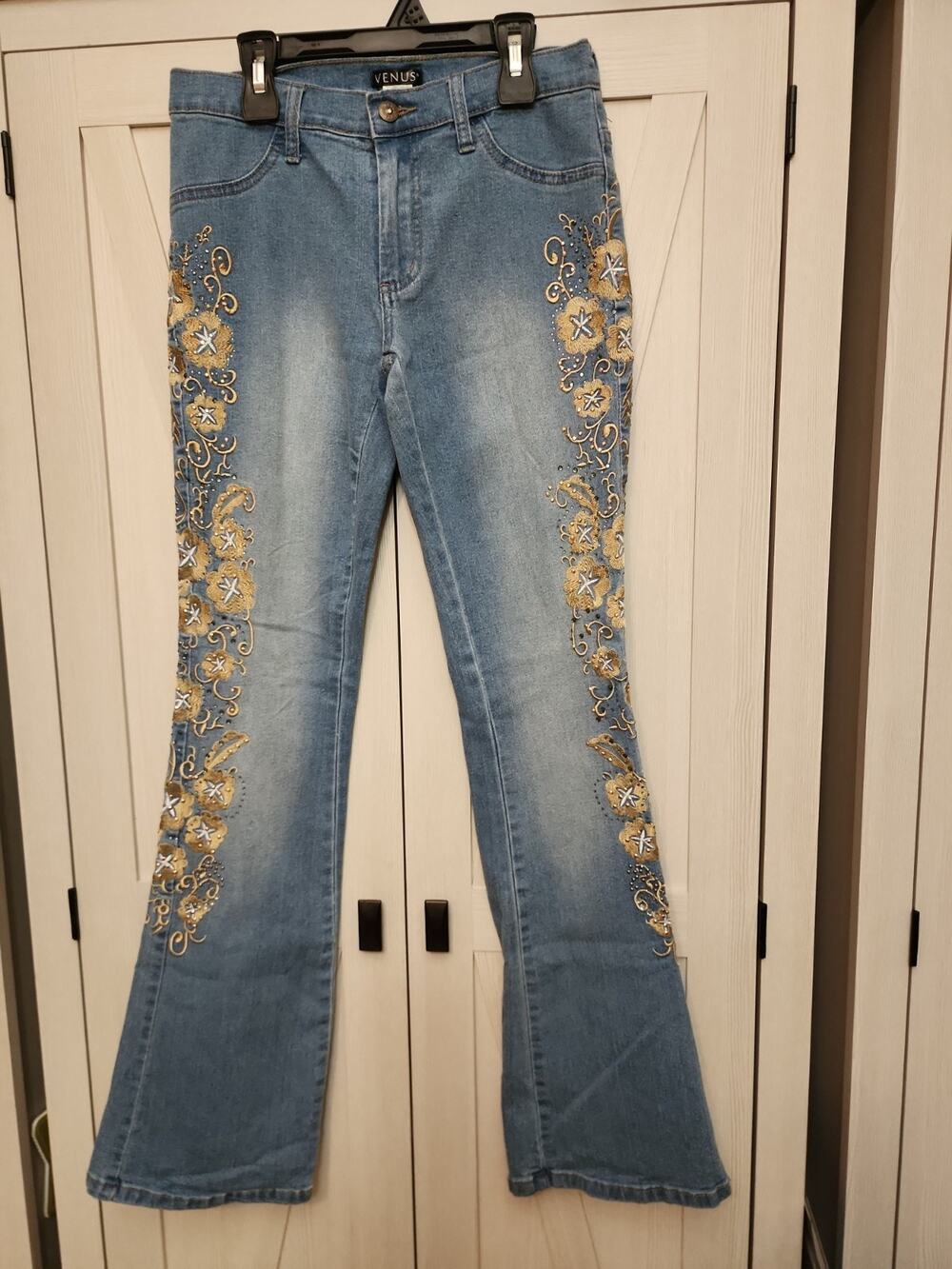 Venus Jeans Womens Size 4 Floral Embroidered Distressed Flared Leg